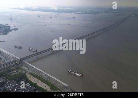 Eine Luftaufnahme zeigt die Bauarbeiten an der Mehrzweckbrücke Padma in Louhajang, etwa 40 km von Dhaka entfernt, am 28. Mai 2022. (Foto von Kazi Salahuddin Razu/NurPhoto) Stockfoto