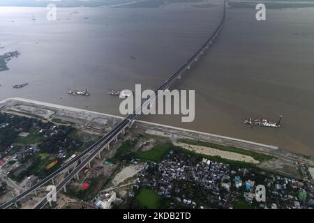 Eine Luftaufnahme zeigt die Bauarbeiten an der Mehrzweckbrücke Padma in Louhajang, etwa 40 km von Dhaka entfernt, am 28. Mai 2022. (Foto von Kazi Salahuddin Razu/NurPhoto) Stockfoto