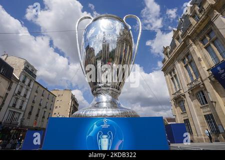 Eine aufblasbare Trophäe, die vor dem UEFA Champions League-Finale im Stade de France, Paris, in der Basilika Saint-Denis ausgestellt wird. (Foto von Giuseppe Maffia/NurPhoto) Stockfoto