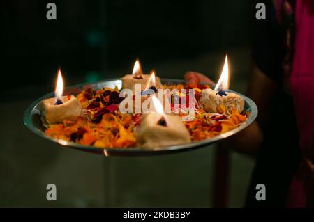 Handgefertigter umweltfreundlicher Ton Diya Deep Dia auf Rosenblüten als Rangoli-Hintergrund mit Kopierfläche angeordnet Stockfoto