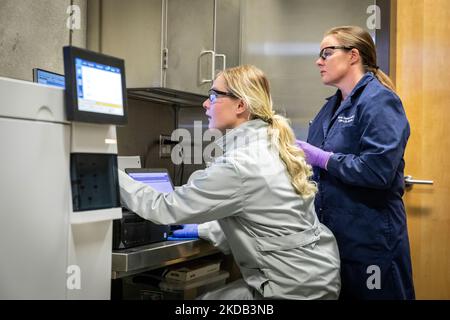 Wissenschaftler von CBP Laboratories und Scientific Services führen Drogentests im Forward Operationslabor des Hafens von Nogales durch, 28. Juni 2021. CBP-Foto von Jerry Glaser. Stockfoto