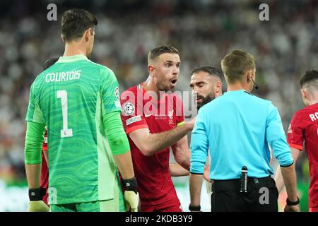 Schiedsrichter Clement Turpin wird Jordan Henderson vom FC Liverpool beim UEFA Champions League Finale zwischen dem FC Liverpool und dem FC Real Madrid am 28. Mai 2022 im Stade de France in Paris, Frankreich, gegenübergestellt. (Foto von Giuseppe Maffia/NurPhoto) Stockfoto