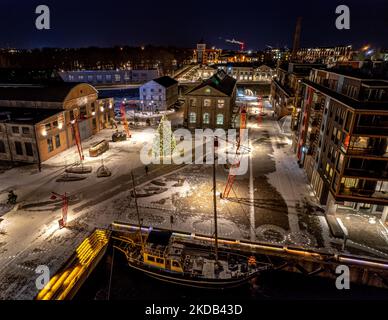 Eine Luftaufnahme des beleuchteten Port Noblessner in Tallinn, Estland im Winter in der Nacht Stockfoto