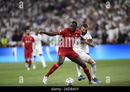 Ibrahima Konate aus Liverpool, Karim Benzema aus Real Madrid während des UEFA Champions League-Finalsspiels zwischen dem FC Liverpool und Real Madrid am 28. Mai 2022 im Stade de France in Paris, Frankreich. (Foto von Jose Breton/Pics Action/NurPhoto) Stockfoto