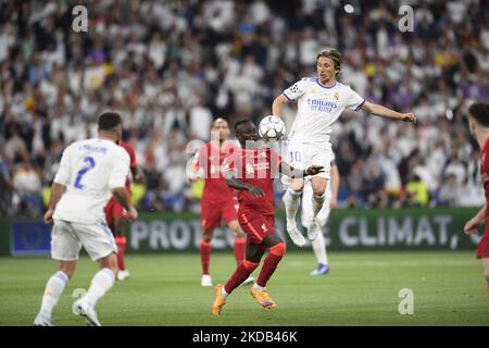 Luka Modric von Real Madrid, Sadio Mane von Liverpool während des UEFA Champions League-Finalsspiels zwischen dem FC Liverpool und Real Madrid am 28. Mai 2022 im Stade de France in Paris, Frankreich. (Foto von Jose Breton/Pics Action/NurPhoto) Stockfoto