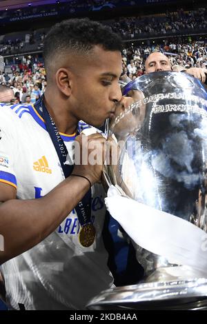 Rodrygo von Real Madrid küsst die Trophäe nach dem UEFA Champions League-Finale zwischen dem FC Liverpool und Real Madrid am 28. Mai 2022 im Stade de France in Paris, Frankreich. (Foto von Jose Breton/Pics Action/NurPhoto) Stockfoto