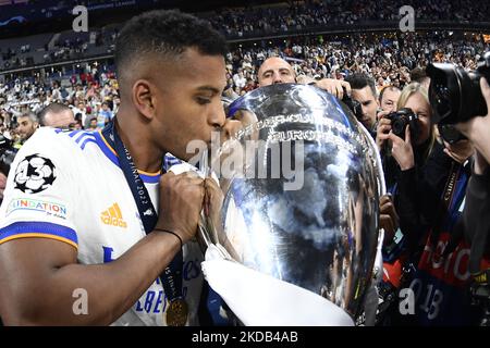 Rodrygo von Real Madrid küsst die Trophäe nach dem UEFA Champions League-Finale zwischen dem FC Liverpool und Real Madrid am 28. Mai 2022 im Stade de France in Paris, Frankreich. (Foto von Jose Breton/Pics Action/NurPhoto) Stockfoto