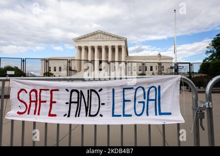 Eines der Transparente, die während eines Protestes für strengere Waffengesetze und reproduktive Freiheit verwendet wurden, hängt an einer Barrikade des Obersten Gerichtshofs, die der Veranstaltung folgte. Fridays for Future DC veranstaltete die Demonstration, in der auch der Oberste Gerichtshof aufgefordert wurde, für reproduktive Rechte und Umweltvorschriften zu entscheiden. Es wird erwartet, dass der Oberste Gerichtshof im nächsten Monat gegen den Zugang zu Abtreibungen, die Waffenregulierung und die Umweltbestimmungen entscheiden wird. (Foto von Allison Bailey/NurPhoto) Stockfoto