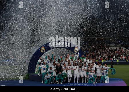 Marcelo von Real Madrid hebt die Trophäe nach dem UEFA Champions League-Finale zwischen Liverpool und Real Madrid am Samstag, dem 28.. Mai 2022, im Stade de France, Paris an. (Foto von Pat Scaasi/MI News/NurPhoto) Stockfoto