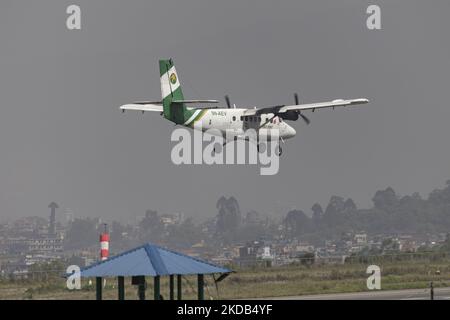 Ein Flugzeug der Tara Air-Fluggesellschaft De Havilland Canada DHC-6-300 Twin Otter, das auf dem Tribhuvan International Airport KTM in Kathmandu fliegt und landet. Das Flugzeug hat die Registrierung 9N-AEV. Tara Air Pvt. Ltd. Ist eine Fluggesellschaft mit Sitz in Kathmandu, einer Tochtergesellschaft von Yeti Airlines, die Linienflüge und Charterflüge mit einer Flotte von Kurzstart- und Landeflugzeugen betreibt und entlegene Bergflughäfen und -Landepisten bedient. Forbes bewertete Tara Air 2019 aufgrund mehrerer bedeutender Vorfälle als eine der „unsicherheitsgefährdenden Fluggesellschaften“. Am 29. Mai 2022 ging ein Flugzeug mit 22 Passagieren und Besatzung Stockfoto