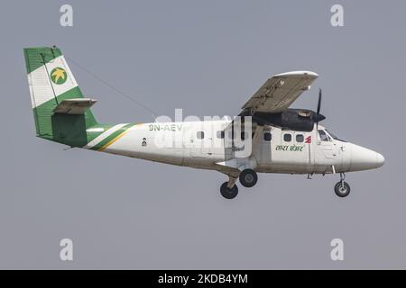 Ein Flugzeug der Tara Air-Fluggesellschaft De Havilland Canada DHC-6-300 Twin Otter, das auf dem Tribhuvan International Airport KTM in Kathmandu fliegt und landet. Das Flugzeug hat die Registrierung 9N-AEV. Tara Air Pvt. Ltd. Ist eine Fluggesellschaft mit Sitz in Kathmandu, einer Tochtergesellschaft von Yeti Airlines, die Linienflüge und Charterflüge mit einer Flotte von Kurzstart- und Landeflugzeugen betreibt und entlegene Bergflughäfen und -Landepisten bedient. Forbes bewertete Tara Air 2019 aufgrund mehrerer bedeutender Vorfälle als eine der „unsicherheitsgefährdenden Fluggesellschaften“. Am 29. Mai 2022 ging ein Flugzeug mit 22 Passagieren und Besatzung Stockfoto