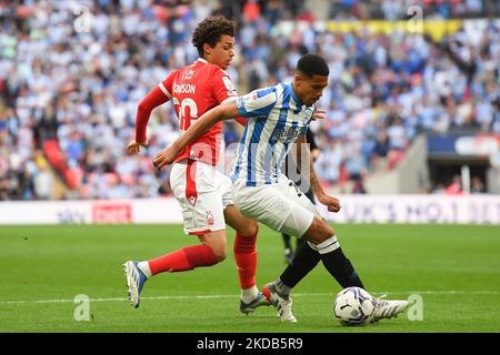 Levi Colwill aus Huddersfield Town unter dem Druck von Brennan Johnson aus Nottingham Forest während des Play-Off Finales der Sky Bet Championship zwischen Huddersfield Town und Nottingham Forest am Sonntag, 29.. Mai 2022, im Wembley Stadium, London. (Foto von Jon Hobley /MI News/NurPhoto) Stockfoto