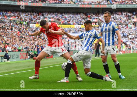 Scott McKenna von Nottingham Forest kämpft mit Levi Colwill während des Play-Off Finales der Sky Bet Championship zwischen Huddersfield Town und Nottingham Forest am Sonntag, dem 29.. Mai 2022, im Wembley Stadium in London. (Foto von Jon Hobley /MI News/NurPhoto) Stockfoto