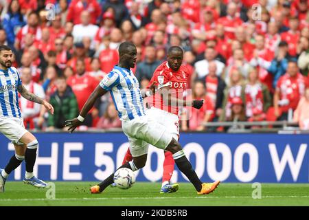 Keinan Davis aus Nottingham Forest kämpft am Sonntag, den 29.. Mai 2022, mit Naby Sarr aus Huddersfield Town während des Play-Off Finales der Sky Bet Championship zwischen Huddersfield Town und Nottingham Forest im Wembley Stadium, London. (Foto von Jon Hobley /MI News/NurPhoto) Stockfoto