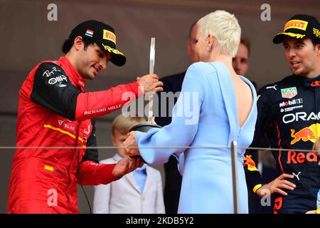 Carlos Sainz von Scuderia Mission Winnow Ferrari feiert nach dem Rennen des Grand Prix von Monaco auf dem Monaco City Circuit in Monaco-Ville, Monaco, Frankreich, 29. Mai 2022 (Foto: Andrea Diodato/NurPhoto) Stockfoto