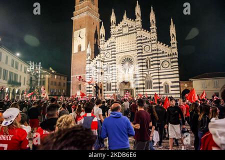 Monza-Fans feiern am 29 2022. Mai in Monza, Italien, die erste historische Beförderung von Monza Calcio zur Serie A in ihrer 110-jährigen Geschichte (Foto: Mairo Cinquetti/NurPhoto) Stockfoto