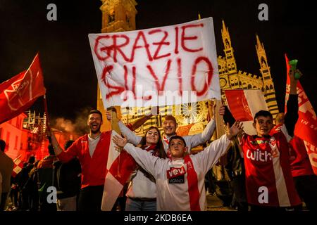 Monza-Fans feiern am 29 2022. Mai in Monza, Italien, die erste historische Beförderung von Monza Calcio zur Serie A in ihrer 110-jährigen Geschichte (Foto: Mairo Cinquetti/NurPhoto) Stockfoto