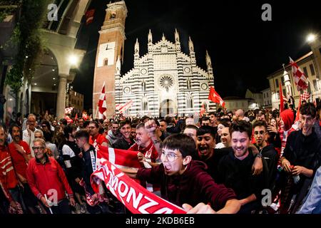 Monza-Fans feiern am 29 2022. Mai in Monza, Italien, die erste historische Beförderung von Monza Calcio zur Serie A in ihrer 110-jährigen Geschichte (Foto: Mairo Cinquetti/NurPhoto) Stockfoto