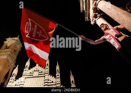 Monza-Fans feiern am 29 2022. Mai in Monza, Italien, die erste historische Beförderung von Monza Calcio zur Serie A in ihrer 110-jährigen Geschichte (Foto: Mairo Cinquetti/NurPhoto) Stockfoto