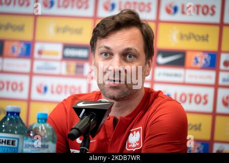 Jakub Kwiatkowski (Medienbeauftragter des polnischen Fußballverbandes) während der Pressekonferenz der polnischen Fußballnationalmannschaft im DoubleTree by Hilton in Warschau, Polen, am 30. Mai 2022 (Foto: Mateusz Wlodarczyk/NurPhoto) Stockfoto