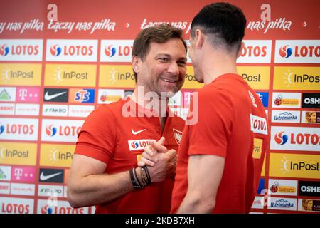 Jakub Kwiatkowski (Medienbeauftragter des polnischen Fußballverbandes) und Robert Lewandowski während der Pressekonferenz der polnischen Fußballnationalmannschaft im DoubleTree by Hilton in Warschau, Polen, am 30. Mai 2022 (Foto: Mateusz Wlodarczyk/NurPhoto) Stockfoto