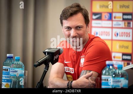 Jakub Kwiatkowski (Medienbeauftragter des polnischen Fußballverbandes) während der Pressekonferenz der polnischen Fußballnationalmannschaft im DoubleTree by Hilton in Warschau, Polen, am 30. Mai 2022 (Foto: Mateusz Wlodarczyk/NurPhoto) Stockfoto