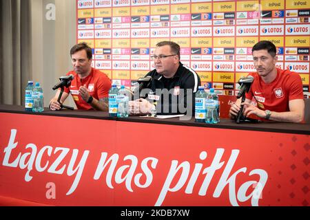 Jakub Kwiatkowski (Medienbeauftragter des polnischen Fußballverbandes), Czeslaw Michniewicz (Cheftrainer der polnischen Nationalmannschaft der Männer) und Robert Lewandowski während der Pressekonferenz der polnischen Fußballnationalmannschaft im DoubleTree by Hilton in Warschau, Polen, am 30. Mai 2022 (Foto: Mateusz Wlodarczyk/NurPhoto) Stockfoto