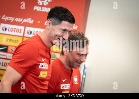 Robert Lewandowski und Jakub Kwiatkowski (Medienbeauftragter des polnischen Fußballverbandes) während der Pressekonferenz der polnischen Fußballnationalmannschaft im DoubleTree by Hilton in Warschau, Polen, am 30. Mai 2022 (Foto: Mateusz Wlodarczyk/NurPhoto) Stockfoto