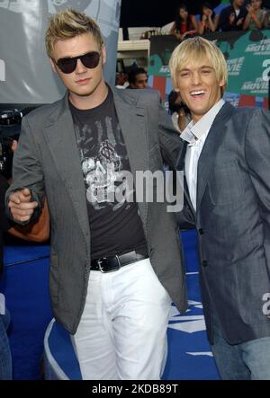 Filebild vom 4/6/2006 von Nick (links) und Aaron Carter kommen für die MTV Movie Awards in den Sony Picture Studios, Culver City, LA, USA. Aaron Carter, Sänger und Bruder des Backstreet Boys-Mitglieds Nick Carter, ist im Alter von 34 Jahren gestorben, wie seine Vertreter bestätigen. Ausgabedatum: Samstag, 5. November 2022. Stockfoto