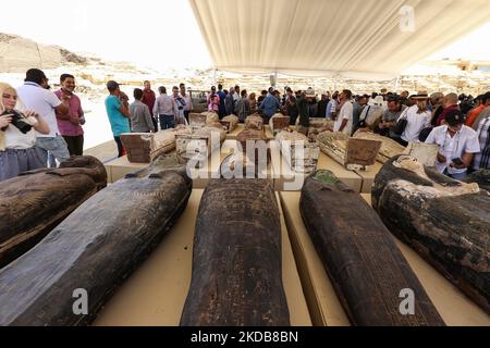 Die Entdeckung von Mumienärgen aus mehr als 2.500 Jahren, die im alten Saqqara-Ring während einer offiziellen Konferenz enthüllt wurden, an der Mustafa Al-Waziri, Generalsekretär des Obersten Rates der ägyptischen Altertümer, am 30. Mai 2022 in einem Gebiet von Gizeh Ägypten teilnahm (Foto von Ziad Ahmed/NurPhoto) Stockfoto