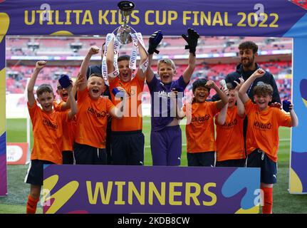 Sacred Heart School aus Luton gewinnt das utilita Kids Cup Finale 2022 während des Championship Play-Off Finales zwischen Huddersfield Town und Nottingham Forest im Wembley Stadium, London, Großbritannien 29.. Mai 2022 (Foto von Action Foto Sport/NurPhoto) Stockfoto