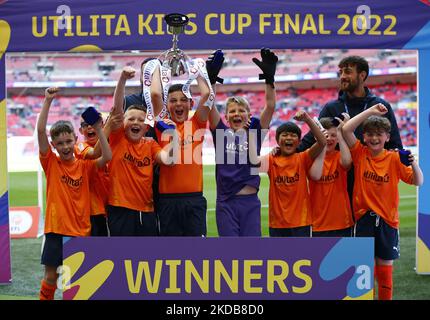 Sacred Heart School aus Luton gewinnt das utilita Kids Cup Finale 2022 während des Championship Play-Off Finales zwischen Huddersfield Town und Nottingham Forest im Wembley Stadium, London, Großbritannien 29.. Mai 2022 (Foto von Action Foto Sport/NurPhoto) Stockfoto