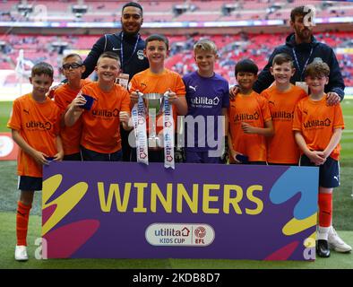 Sacred Heart School aus Luton gewinnt das utilita Kids Cup Finale 2022 während des Championship Play-Off Finales zwischen Huddersfield Town und Nottingham Forest im Wembley Stadium, London, Großbritannien 29.. Mai 2022 (Foto von Action Foto Sport/NurPhoto) Stockfoto