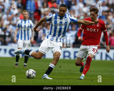 Jon Russell von Huddersfield Town hält James Garner (Leihgabe von Manchester United) von Nottingham Forest während des Championship Play -Off Finales zwischen Huddersfield Town und Nottingham Forest im Wembley Stadium , London, Großbritannien 29.. Mai , 2022 (Foto von Action Foto Sport/NurPhoto) Stockfoto