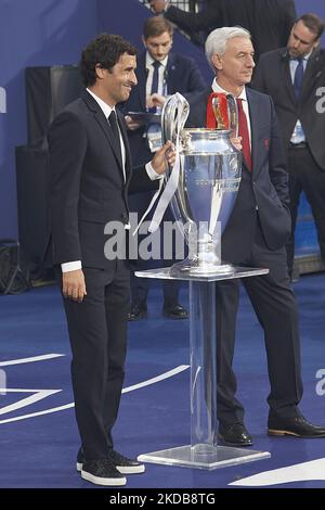 Raul Gonzalez Blanco und Ian Rush mit der Trophäe während des UEFA Champions League-Endspiel zwischen dem FC Liverpool und Real Madrid am 28. Mai 2022 im Stade de France in Paris, Frankreich. (Foto von Jose Breton/Pics Action/NurPhoto) Stockfoto