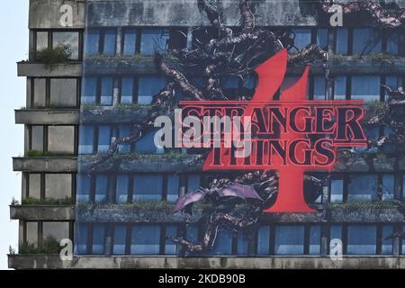 Eine Teilansicht des Banners, das die Premiere der vierten Staffel der Netflix-Serie „Stranger Things“ auf der Fassade des ehemaligen Forum Hotels in Krakau am Samstag, den 28. Mai 2022, in Krakau anwirbt, Polen. (Foto von Artur Widak/NurPhoto) Stockfoto