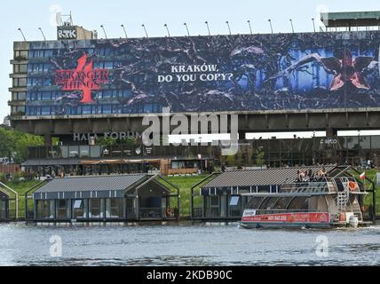 Banner für die Premiere der vierten Staffel der Netflix-Serie „Stranger Things“, die am Samstag, den 28. Mai 2022, in Krakau an der Fassade des ehemaligen Forum Hotels zu sehen war, Polen. (Foto von Artur Widak/NurPhoto) Stockfoto