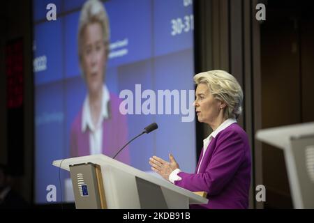 Ursula von der Leyen, die Präsidentin der Europäischen Kommission, hielt nach dem EU-Sondergipfel am 30. Mai 2022 eine Pressekonferenz mit dem Präsidenten des Europäischen Rates, Charles Michel, während sie Fragen an die Medien beantwortete. Mit blauem Hintergrund mit der Flagge Europas und dem Symbol des rates. Sondertagung der EU-Staats- und Regierungschefs, Europäischer Rat am 31. Mai 2022 in Brüssel, Belgien (Foto: Nicolas Economou/NurPhoto) Stockfoto