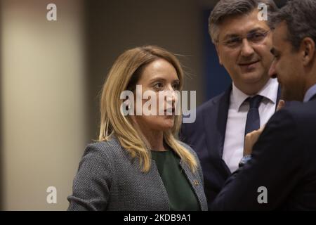 Roberta Metsola, die Präsidentin des Europäischen Parlaments, sprach auf der Tagung des Europäischen Rates am 30. Mai 2022 mit den EU-Staats- und Regierungschefs Kyriakos Mitsotakis (R) und dem kroatischen Premierminister Andrej Plenkovic im Rahmen des EU-Sondergipfels im Tour de Table Room. Der Europäische Rat am 30. Mai 2022 in Brüssel, Belgien (Foto: Nicolas Economou/NurPhoto) Stockfoto