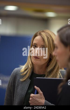 Roberta Metsola, die Präsidentin des Europäischen Parlaments, hat auf der Tagung des Europäischen Rates den EU-Sondergipfel am 30. Mai 2022 im Tour de Table Room im Gespräch mit den Staats- und Regierungschefs der EU gesehen. Der Europäische Rat am 30. Mai 2022 in Brüssel, Belgien (Foto: Nicolas Economou/NurPhoto) Stockfoto