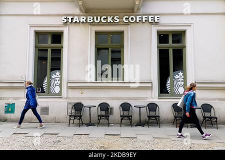 Starbucks Coffee Store in Krakau, Polen, am 30. Mai 2022. (Foto von Beata Zawrzel/NurPhoto) Stockfoto