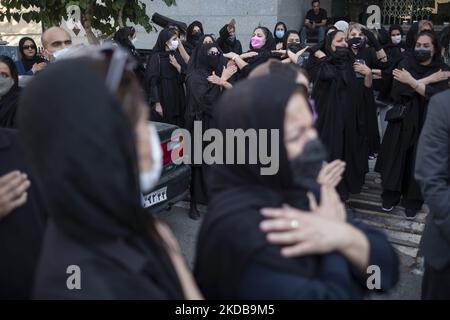 Iranische Frauen schlugen sich selbst, als sie trauerten, um das Gedenken an die Opfer des am 31. Mai 2022 aus einer Moschee im Norden Teherans eingestürzten Metropol-Gebäudes zu erinnern. Der zehnstöckige Metropole-Komplex stürzte am 23. Mai in der südlichen Stadt Abadan ein und tötete Dutzende. (Foto von Morteza Nikoubazl/NurPhoto) Stockfoto