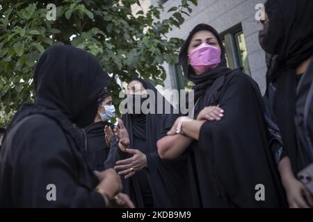 Iranische Frauen schlugen sich selbst, als sie trauerten, um das Gedenken an die Opfer des am 31. Mai 2022 aus einer Moschee im Norden Teherans eingestürzten Metropol-Gebäudes zu erinnern. Der zehnstöckige Metropole-Komplex stürzte am 23. Mai in der südlichen Stadt Abadan ein und tötete Dutzende. (Foto von Morteza Nikoubazl/NurPhoto) Stockfoto