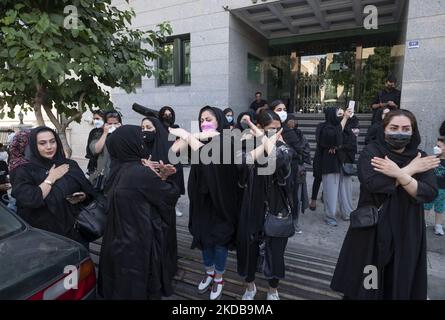 Iranische Frauen schlugen sich selbst, als sie trauerten, um das Gedenken an die Opfer des am 31. Mai 2022 aus einer Moschee im Norden Teherans eingestürzten Metropol-Gebäudes zu erinnern. Der zehnstöckige Metropole-Komplex stürzte am 23. Mai in der südlichen Stadt Abadan ein und tötete Dutzende. (Foto von Morteza Nikoubazl/NurPhoto) Stockfoto