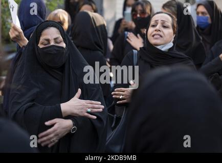 Iranische Frauen schlugen sich selbst, als sie trauerten, um das Gedenken an die Opfer des am 31. Mai 2022 aus einer Moschee im Norden Teherans eingestürzten Metropol-Gebäudes zu erinnern. Der zehnstöckige Metropole-Komplex stürzte am 23. Mai in der südlichen Stadt Abadan ein und tötete Dutzende. (Foto von Morteza Nikoubazl/NurPhoto) Stockfoto