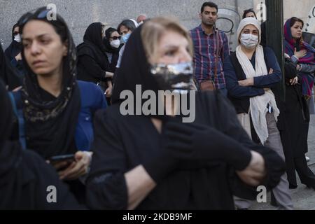 Iranische Frauen schlugen sich selbst, als sie trauerten, um das Gedenken an die Opfer des am 31. Mai 2022 aus einer Moschee im Norden Teherans eingestürzten Metropol-Gebäudes zu erinnern. Der zehnstöckige Metropole-Komplex stürzte am 23. Mai in der südlichen Stadt Abadan ein und tötete Dutzende. (Foto von Morteza Nikoubazl/NurPhoto) Stockfoto