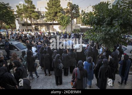 Iranische Bürger nehmen an einer Trauerfeier Teil, um an die Opfer des zusammengebrochenen Metropol-Gebäudes aus einer Moschee im Norden Teherans am 31. Mai 2022 zu erinnern. Der zehnstöckige Metropole-Komplex stürzte am 23. Mai in der südlichen Stadt Abadan ein und tötete Dutzende. (Foto von Morteza Nikoubazl/NurPhoto) Stockfoto