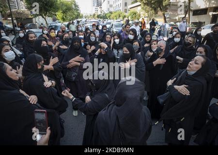 Iranische Frauen schlugen sich selbst, als sie trauerten, um das Gedenken an die Opfer des am 31. Mai 2022 aus einer Moschee im Norden Teherans eingestürzten Metropol-Gebäudes zu erinnern. Der zehnstöckige Metropole-Komplex stürzte am 23. Mai in der südlichen Stadt Abadan ein und tötete Dutzende. (Foto von Morteza Nikoubazl/NurPhoto) Stockfoto