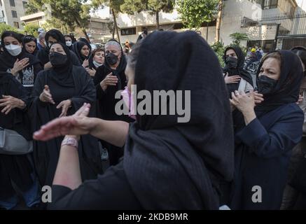 Iranische Frauen schlugen sich selbst, als sie trauerten, um das Gedenken an die Opfer des am 31. Mai 2022 aus einer Moschee im Norden Teherans eingestürzten Metropol-Gebäudes zu erinnern. Der zehnstöckige Metropole-Komplex stürzte am 23. Mai in der südlichen Stadt Abadan ein und tötete Dutzende. (Foto von Morteza Nikoubazl/NurPhoto) Stockfoto