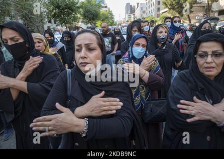 Iranische Frauen schlugen sich selbst, als sie trauerten, um das Gedenken an die Opfer des am 31. Mai 2022 aus einer Moschee im Norden Teherans eingestürzten Metropol-Gebäudes zu erinnern. Der zehnstöckige Metropole-Komplex stürzte am 23. Mai in der südlichen Stadt Abadan ein und tötete Dutzende. (Foto von Morteza Nikoubazl/NurPhoto) Stockfoto